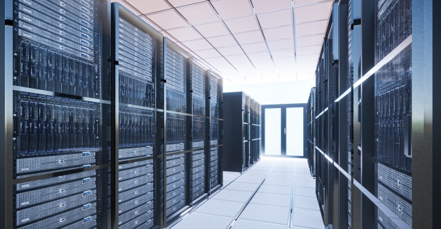 データセンター内に並ぶサーバーラック。IOWN構想が目指す通信の省エネ化や光通信の導入が進む現場のイメージ。
